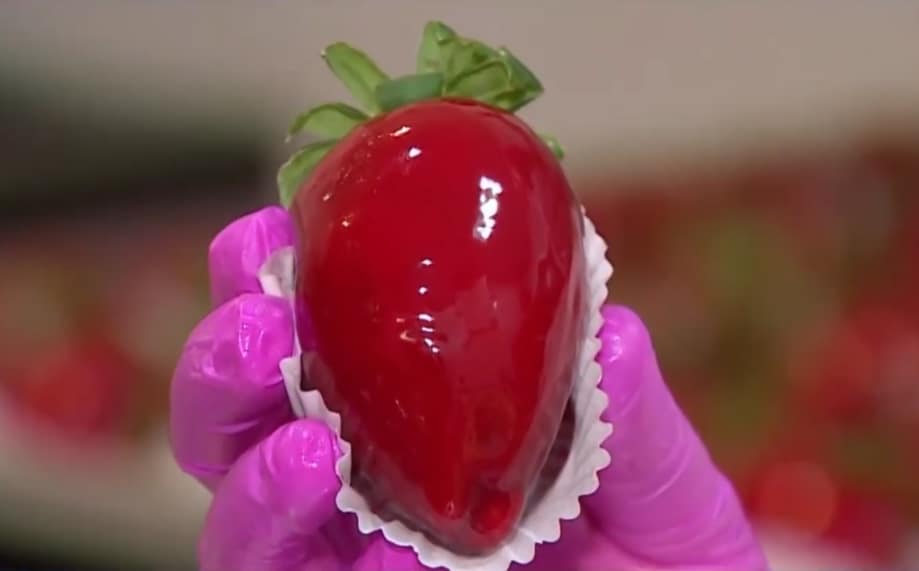 Morango do amor: receita com casquinha vermelha crocante