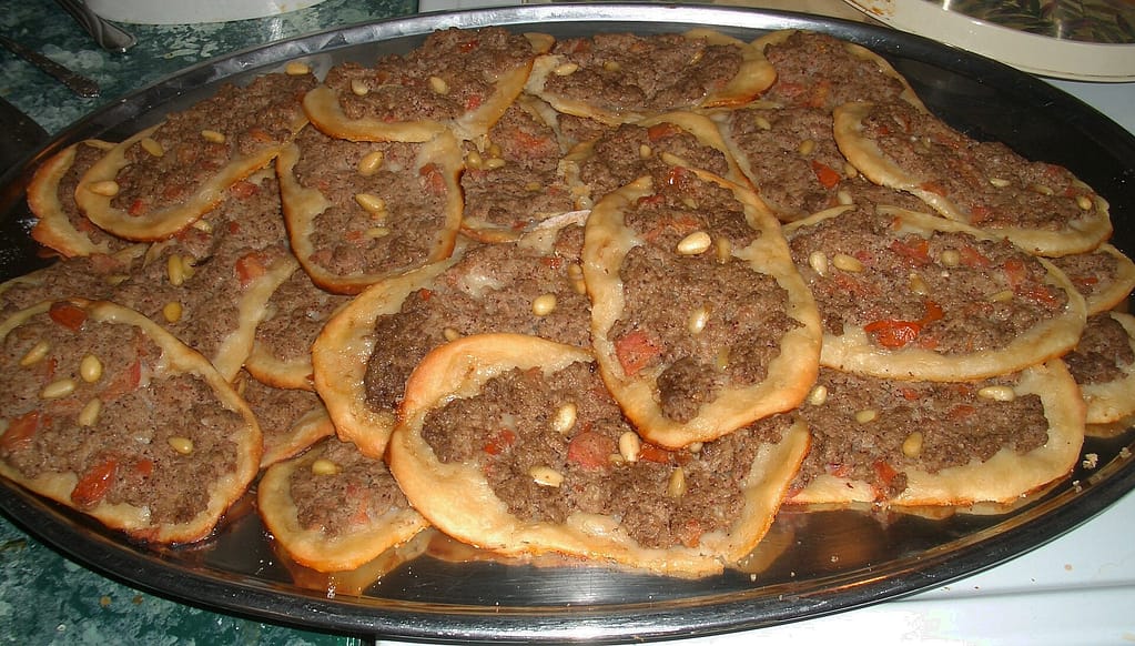 Esfiha aberta de carne com massa macia
