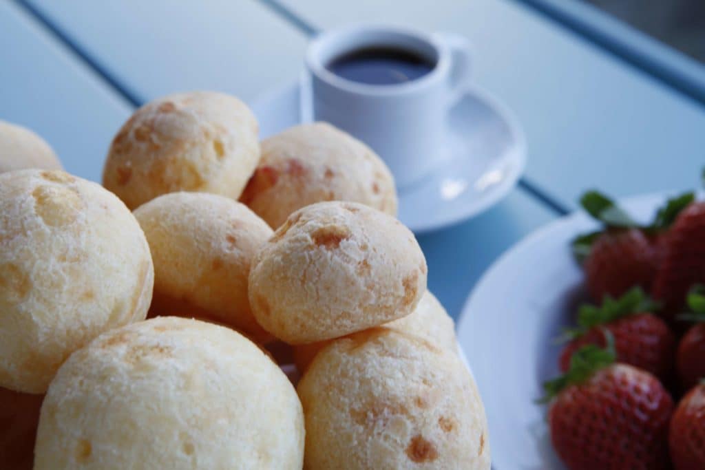 Pão de queijo mineiro: macio por dentro e dourado por fora