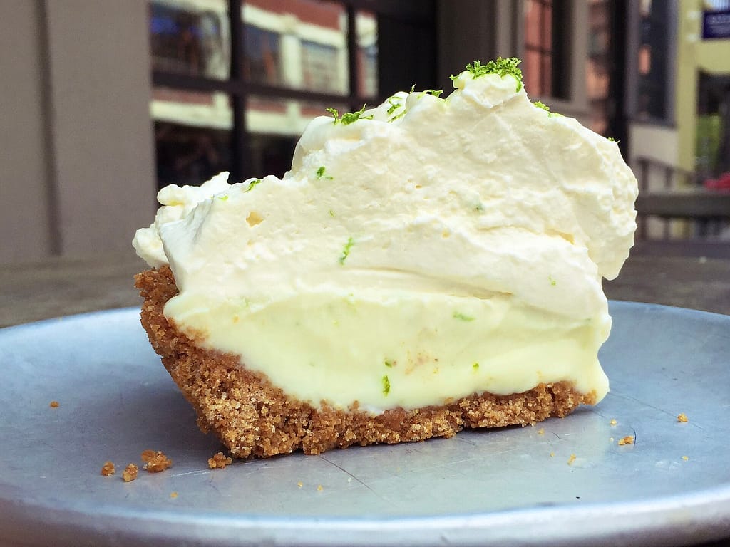 Torta de limão com base crocante e merengue