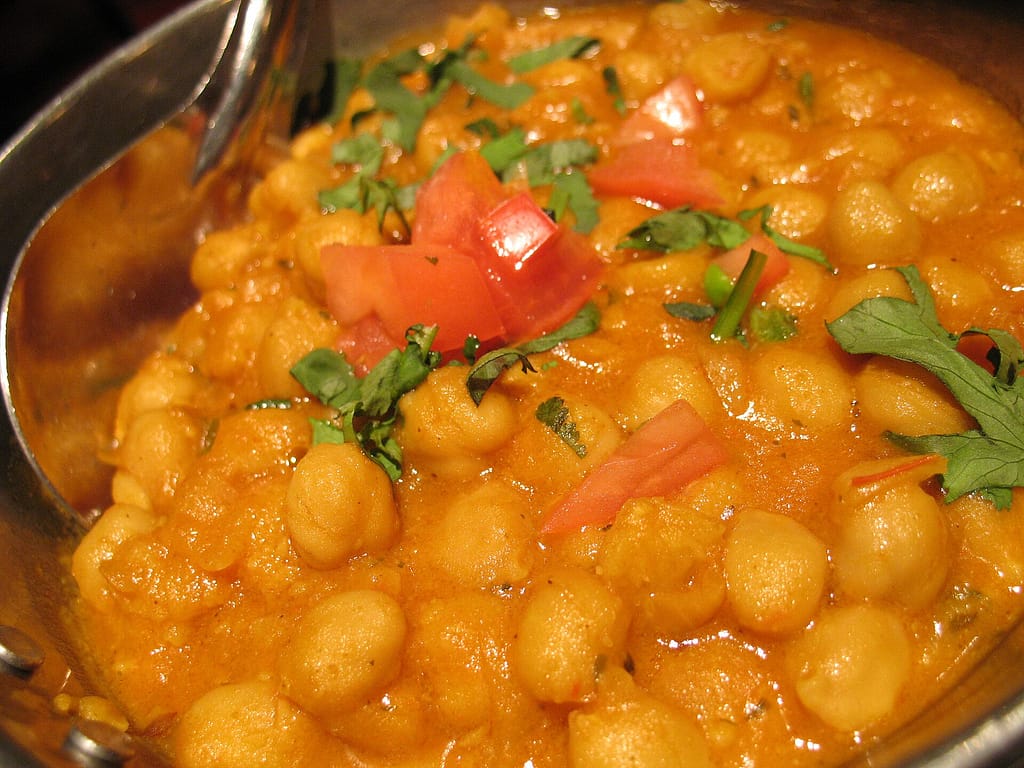 Curry de grão-de-bico com leite de coco