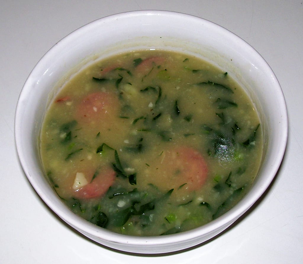 Caldo verde com batata, couve e linguiça