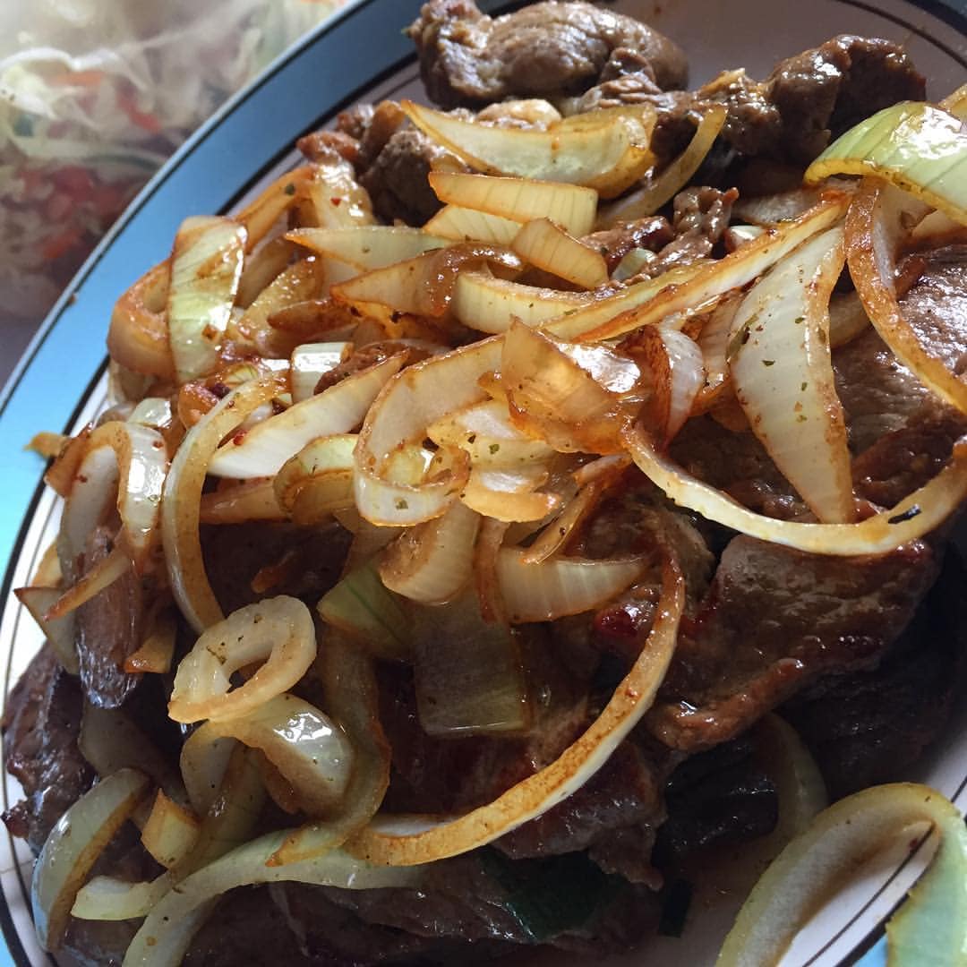Bife acebolado macio com molho da frigideira