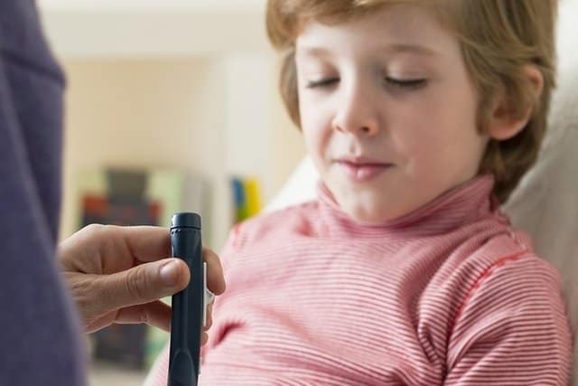 Capa editorial: 12 sintomas de diabetes em crianças (e como confirmar)