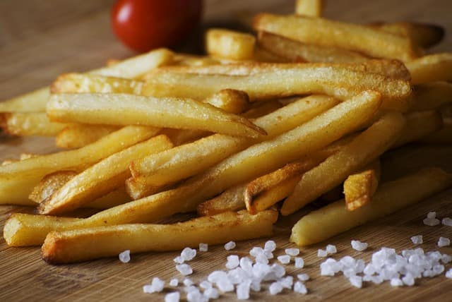 Batata frita na air fryer crocante e sequinha