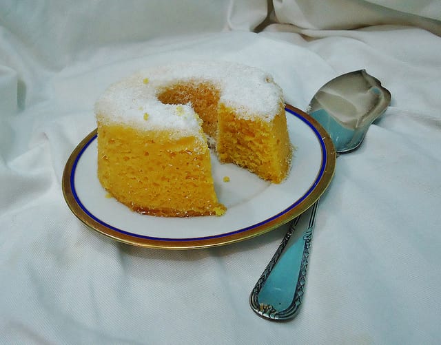 Bolo de fubá fofinho com erva-doce