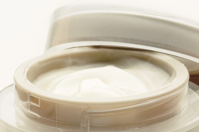 Capa editorial: Melanina: e se esse pigmento que dá cor e protege a pele virasse um creme?