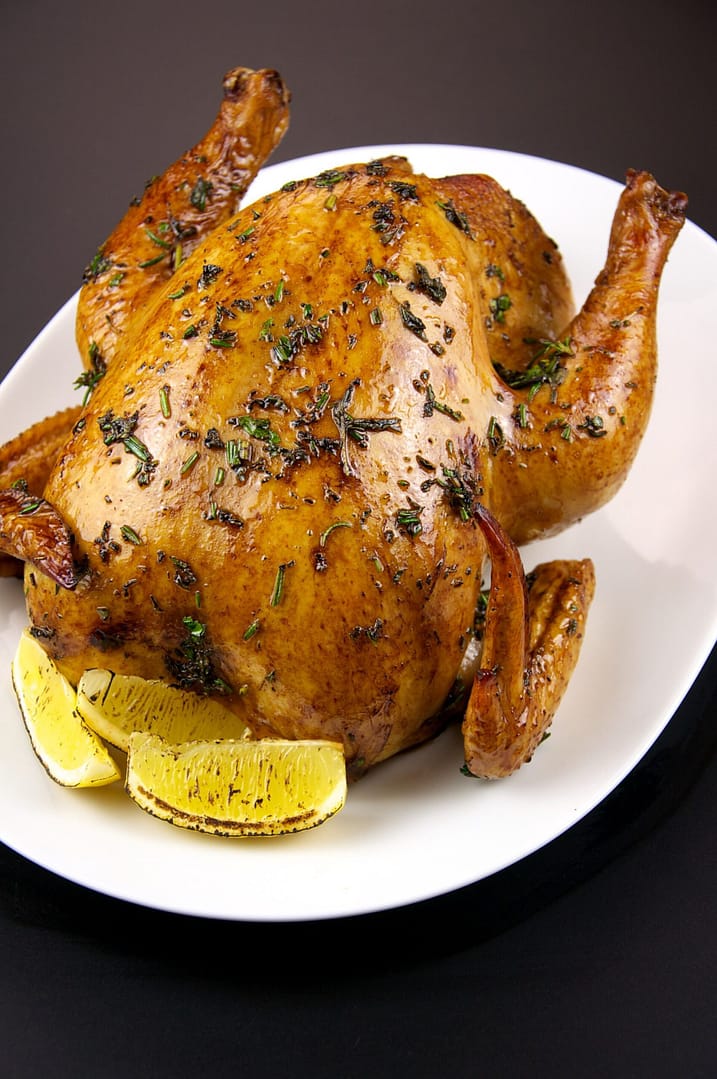 Frango assado com batatas douradas