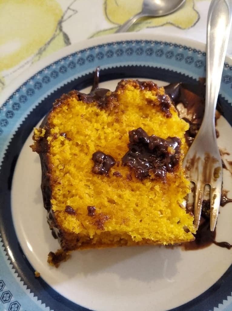 Bolo de cenoura fofinho com cobertura de chocolate