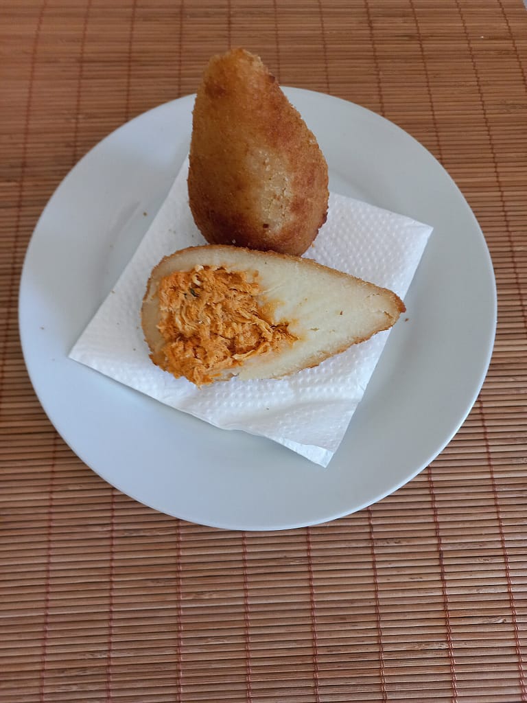 Coxinha de frango com massa de caldo