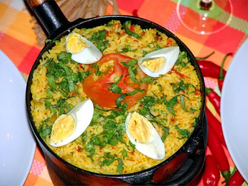 Galinhada com açafrão e legumes