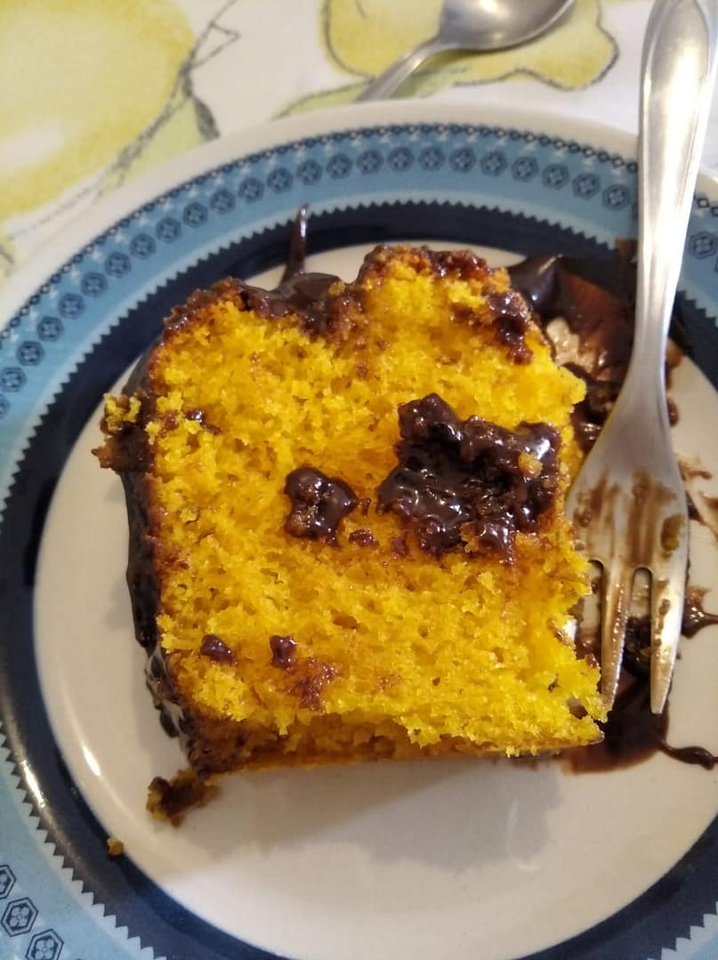 Bolo de cenoura fofinho com cobertura de chocolate